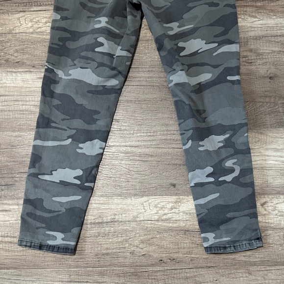 DEMOCRACY “Ab”technology Camo Cropped Pants (Size 8) - Picture 7 of 13